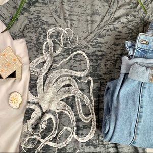 🟡 2/$15 🐙 Unique Octopus tee shirt!